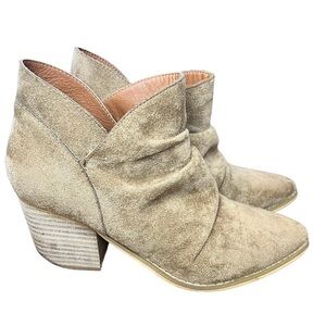 Mi Im brand tan suede heeled booties with side cut out Size 8 EUC